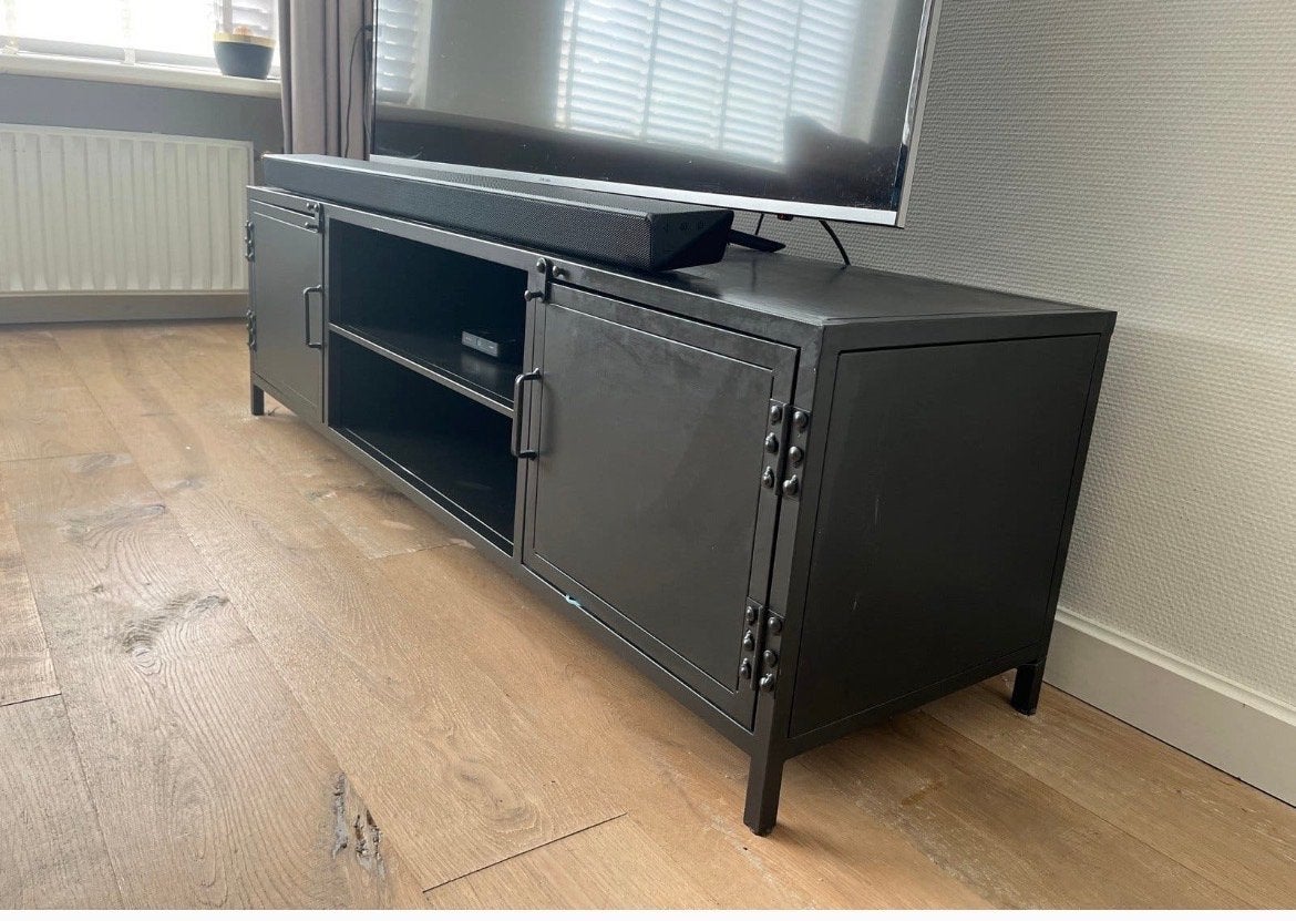 Metalen industrieel tv-meubel - 142x41x40 cm, Huis en Inrichting, Ophalen, Gebruikt, 100 tot 150 cm, Minder dan 100 cm