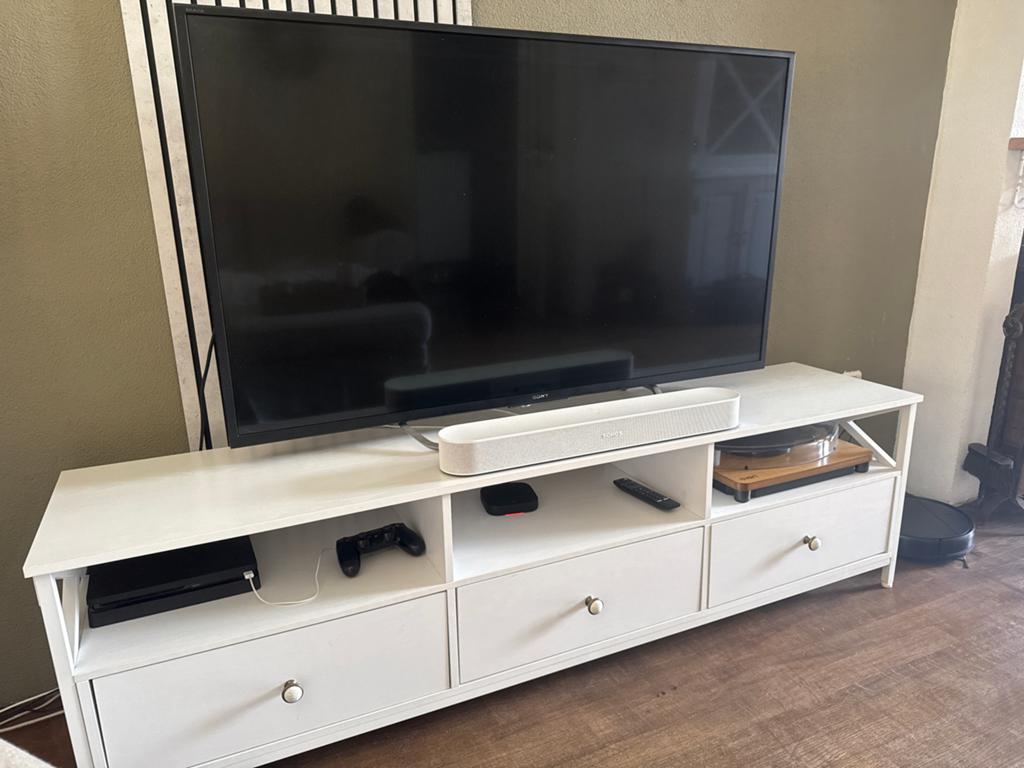 Stijlvol wit tv-meubel met lades en opbergvakken, Ophalen, 150 tot 200 cm, Zo goed als nieuw, Minder dan 100 cm