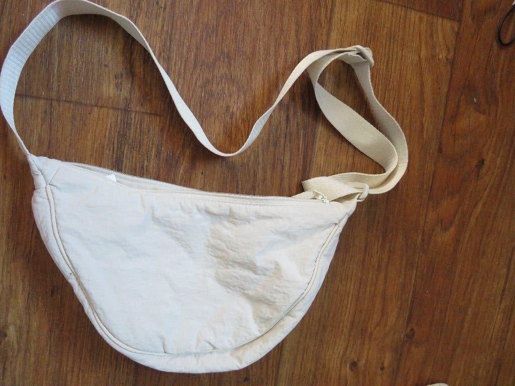 creme heuptas buidelheuptas  crossbody van uniqlo, Sieraden, Tassen en Uiterlijk, Ophalen of Verzenden, Gebruikt, Beige, Overige merken
