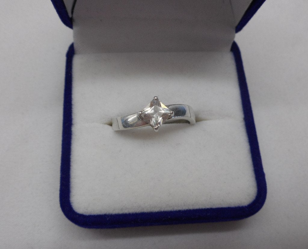 Zilveren aparte ring met heldere steen maat 17.75 nr.798, Verzenden, Zo goed als nieuw, 17 tot 18, Dame