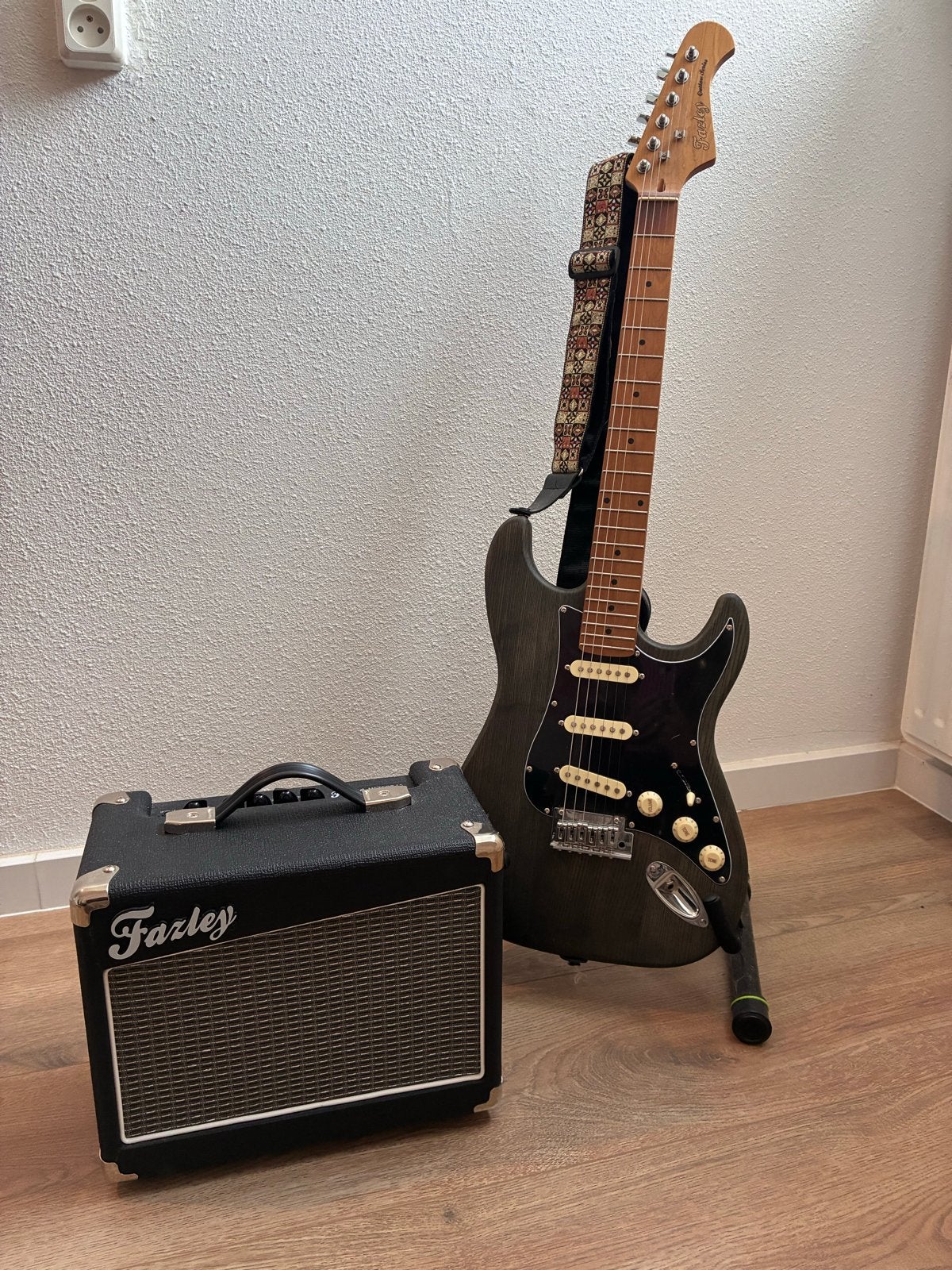 Fazley Outlaw Series gitaar met Fazley Meteor 15 versterker, Muziek en Instrumenten, Ophalen, Zo goed als nieuw, Gitaar, Minder dan 50 watt