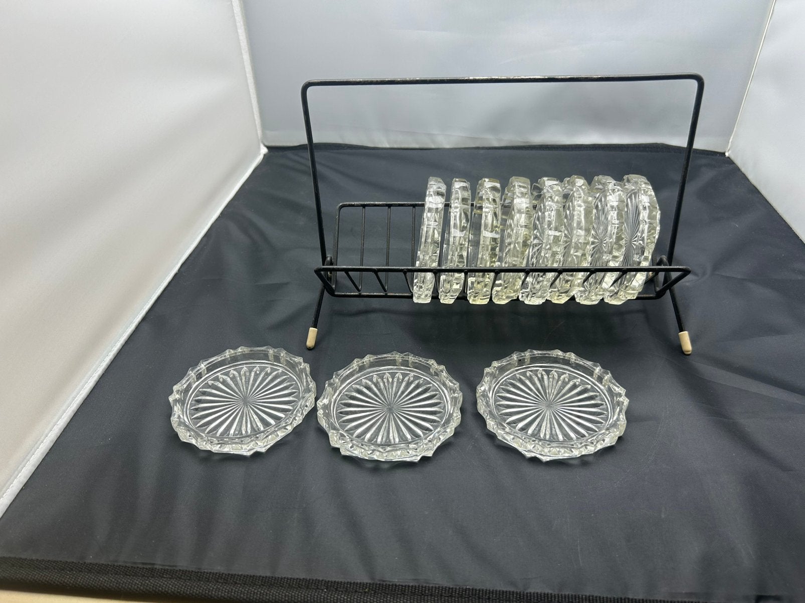 Vintage glazen onderzetters in rekje jaren 50/60, Ophalen, Glas, Vintage, Compleet servies