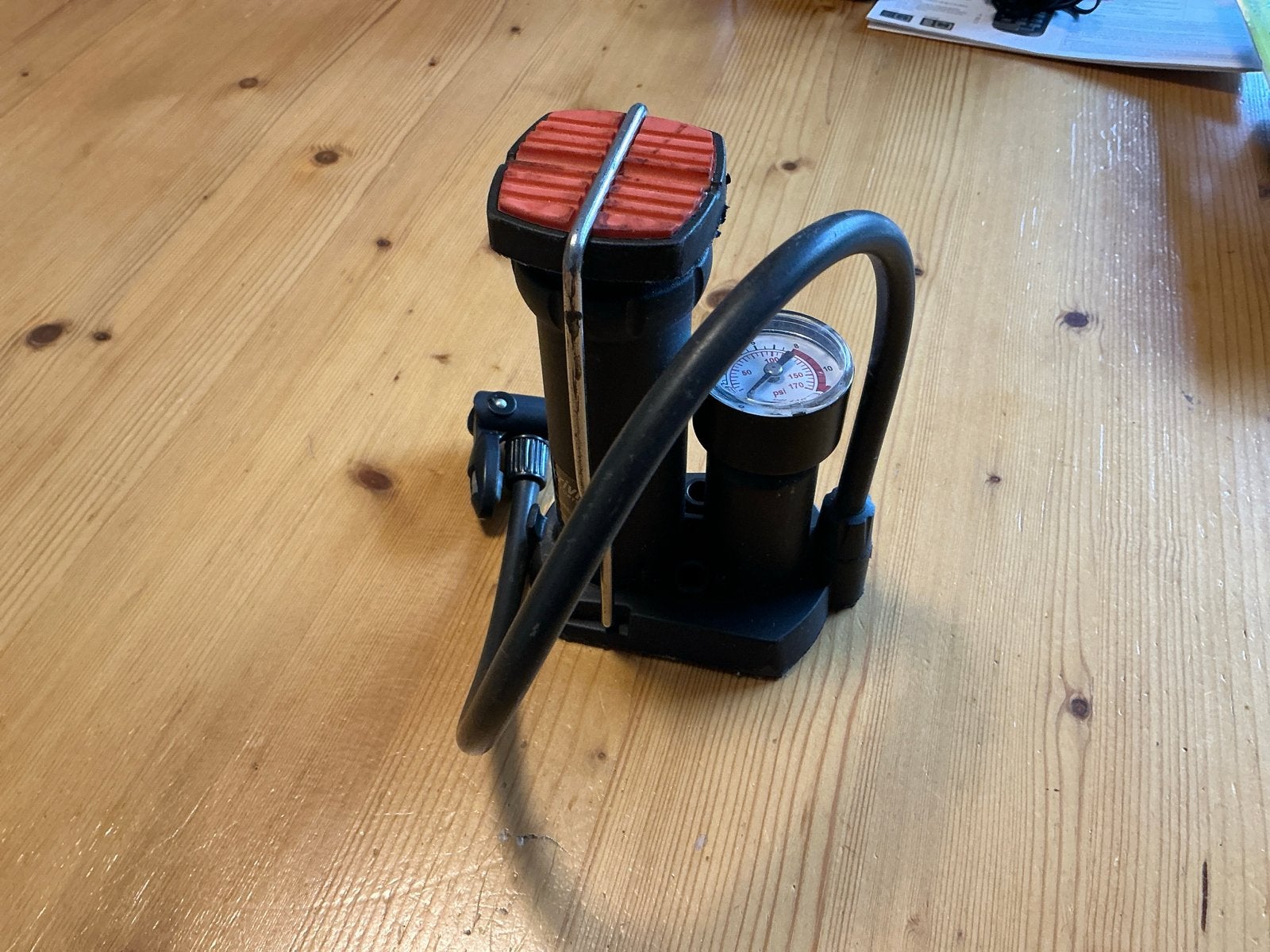 Mini voetpomp met drukmeter, Fietsen en Brommers, Ophalen, Drukmeter, Gebruikt