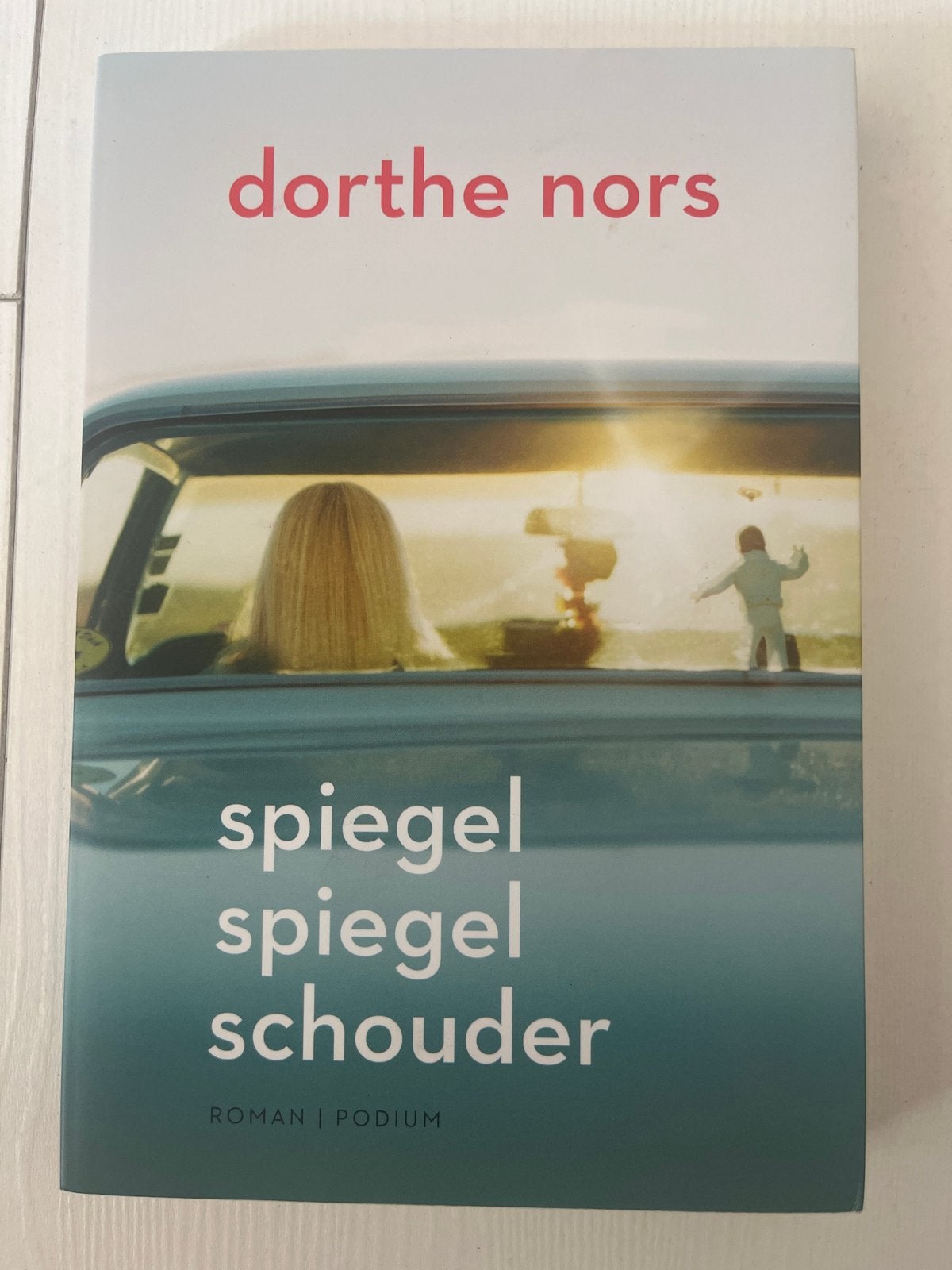 Spiegel Spiegel Schouder - Dorthe Nors Roman, Ophalen of Verzenden, Zo goed als nieuw