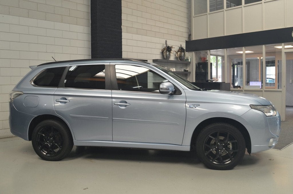 Mitsubishi Outlander 2.0 PHEV Instyle // TREKHAAK // NAVI //, Auto's, Mitsubishi, Zwart, 4 cilinders, Blauw, Vierwielaandrijving