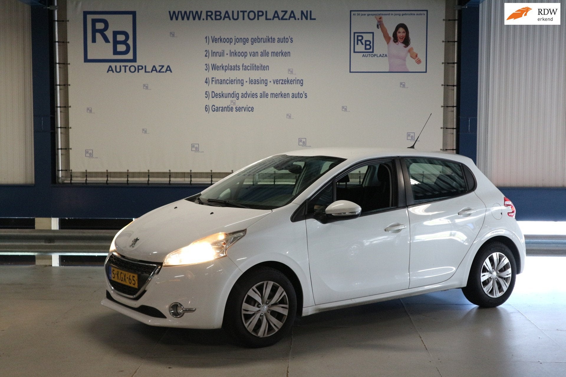 Peugeot 208 1.2 VTi Envy / NIEUWE MOTOR / CLIMA / WHITE PACK, Auto's, Peugeot, Voorwielaandrijving, Euro 5, Gebruikt, 31 €/maand