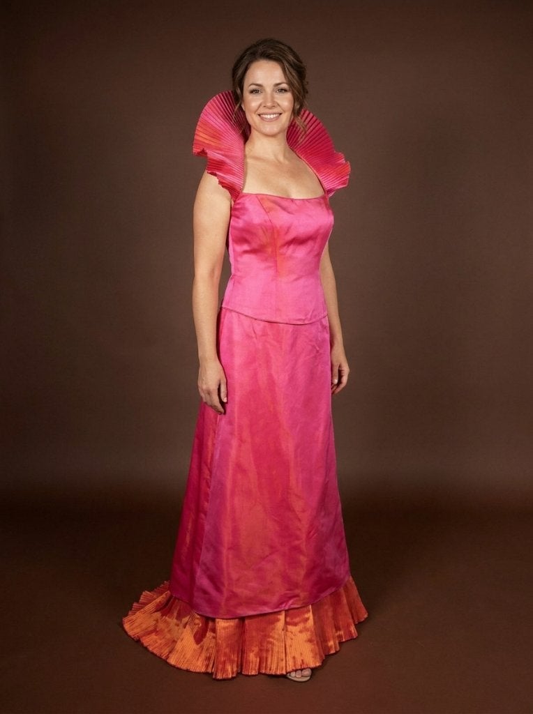 Opvallende fuchsia jurk met gevouwen waaierkraag, Kleding | Dames, Galajurk, Maat 42/44 (L), Ophalen of Verzenden, Onbekend