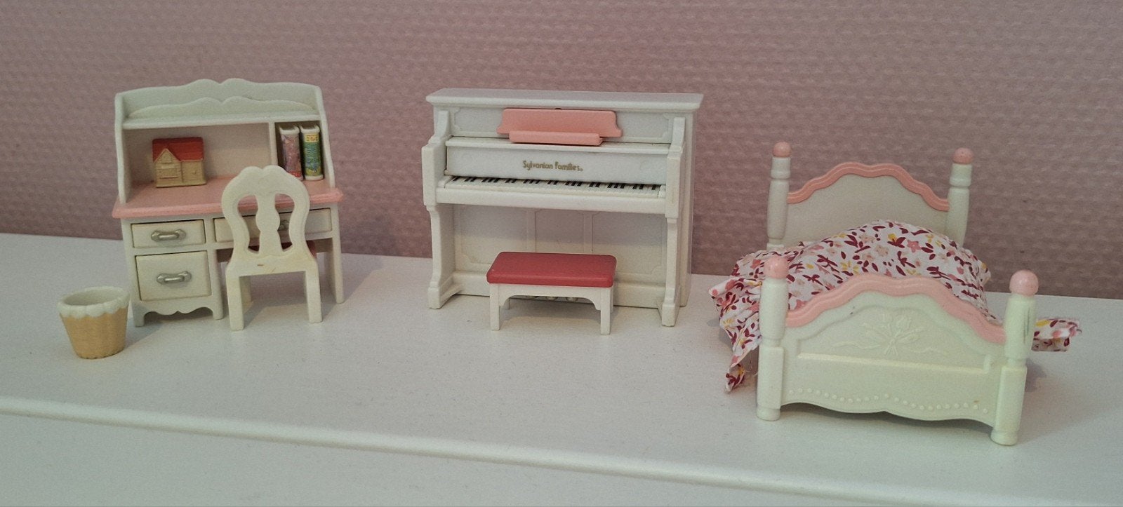 Sylvanian Families meubels: bureau, piano en bed, Ophalen of Verzenden, Gebruikt, Jongen of Meisje