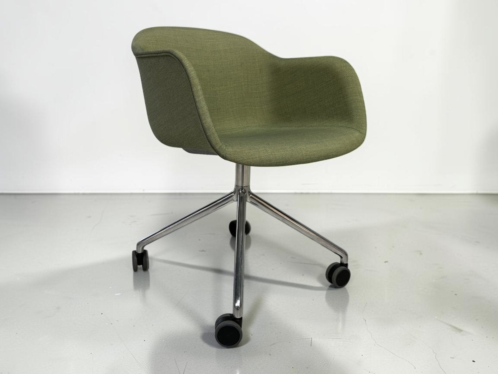 Muuto Fiber Armchair olijfgroen - op wielen, Ophalen, Scandinavisch design, Muuto A/S, Zo goed als nieuw