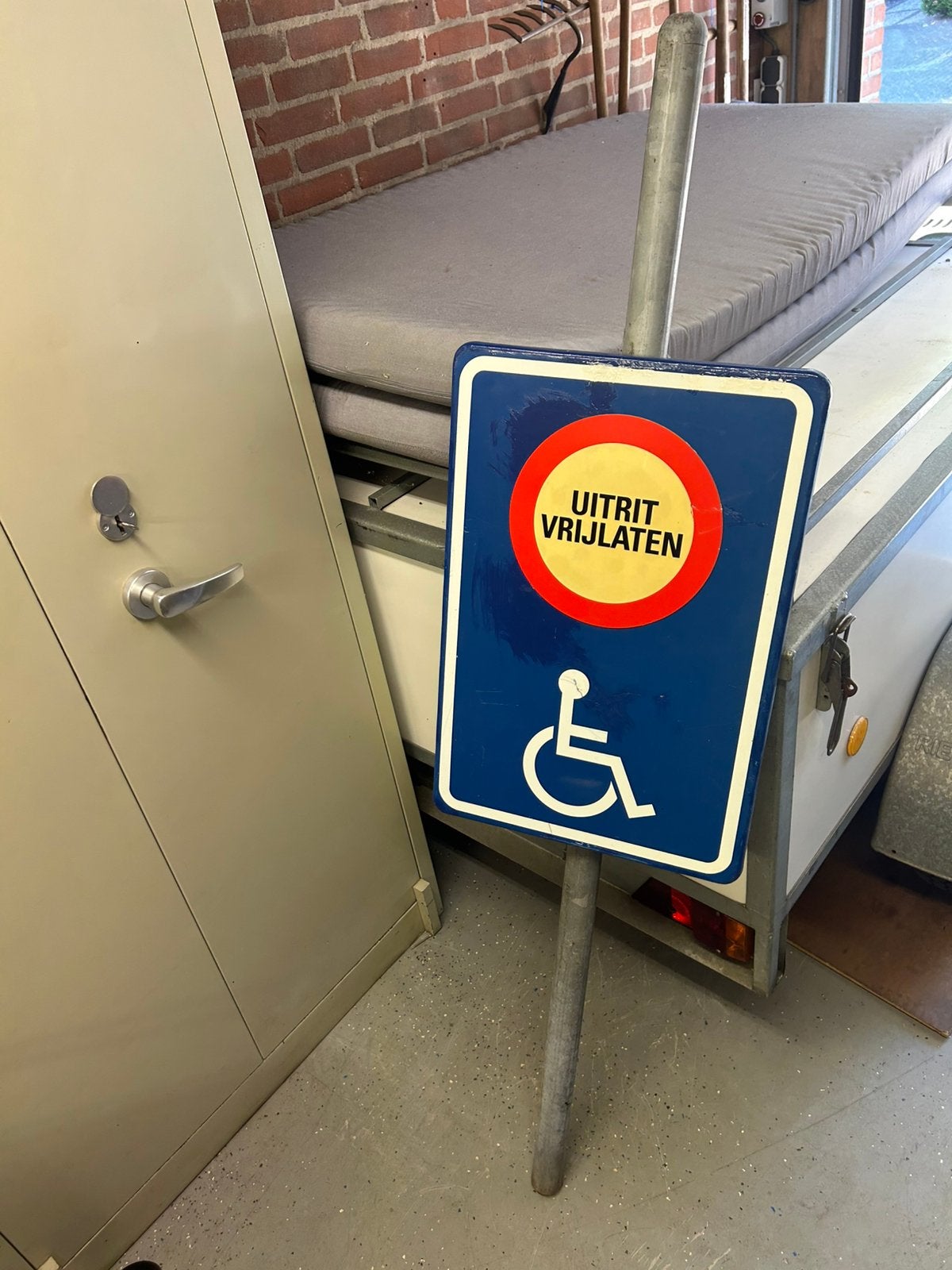 Invalide bord met gegalvaniseerde  pijp verstelbaar, Ophalen of Verzenden, Zo goed als nieuw, Reclamebord