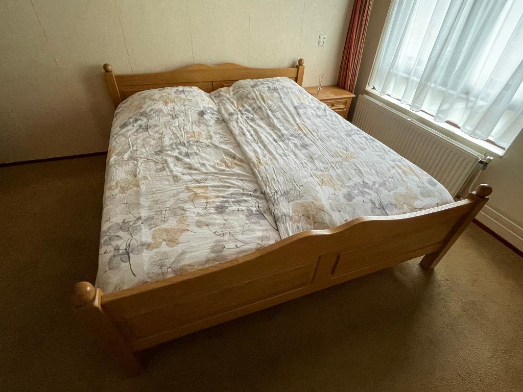 Houten bed tweepersoonsbed met 1 nachtkastje, Ophalen, Bruin, Tweepersoons, Zo goed als nieuw