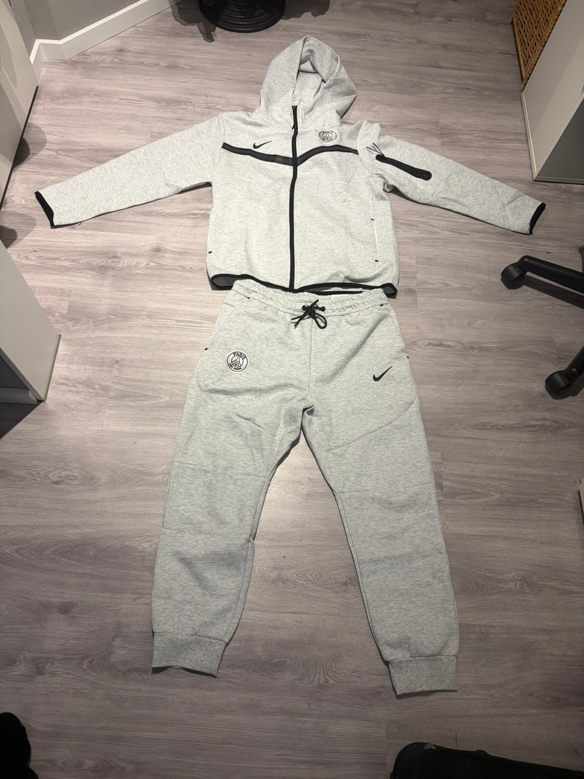 Nike x PSG Nike Tech Fleece grijs XL *NIEUW*, Ophalen of Verzenden, Zo goed als nieuw, Overige maten
