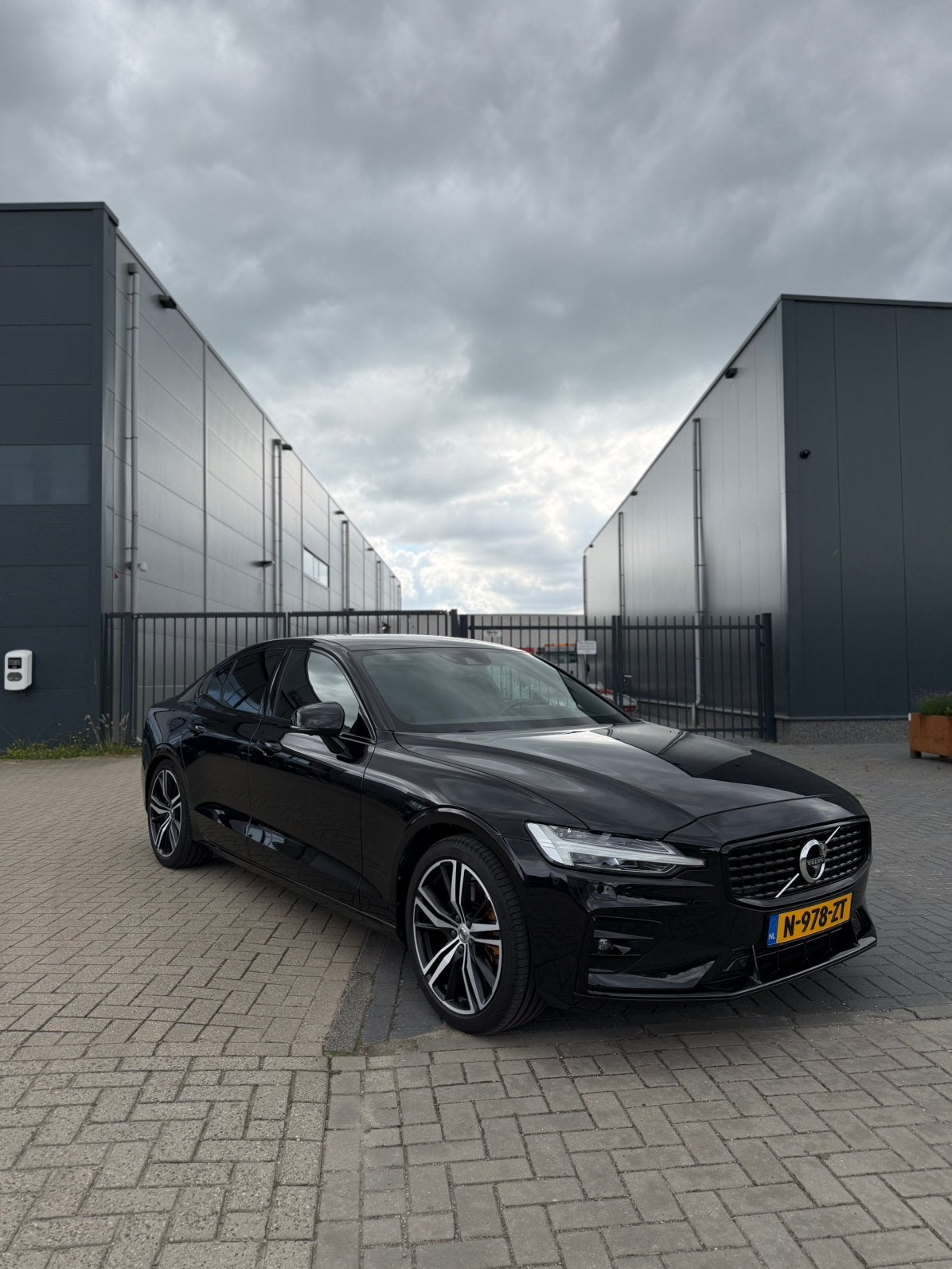 Volvo S60 B5 R-Design | 250pk M-Hybrid | veel opties, Auto's, Volvo, 1800 kg, 4 cilinders, 1969 cc, Zwart