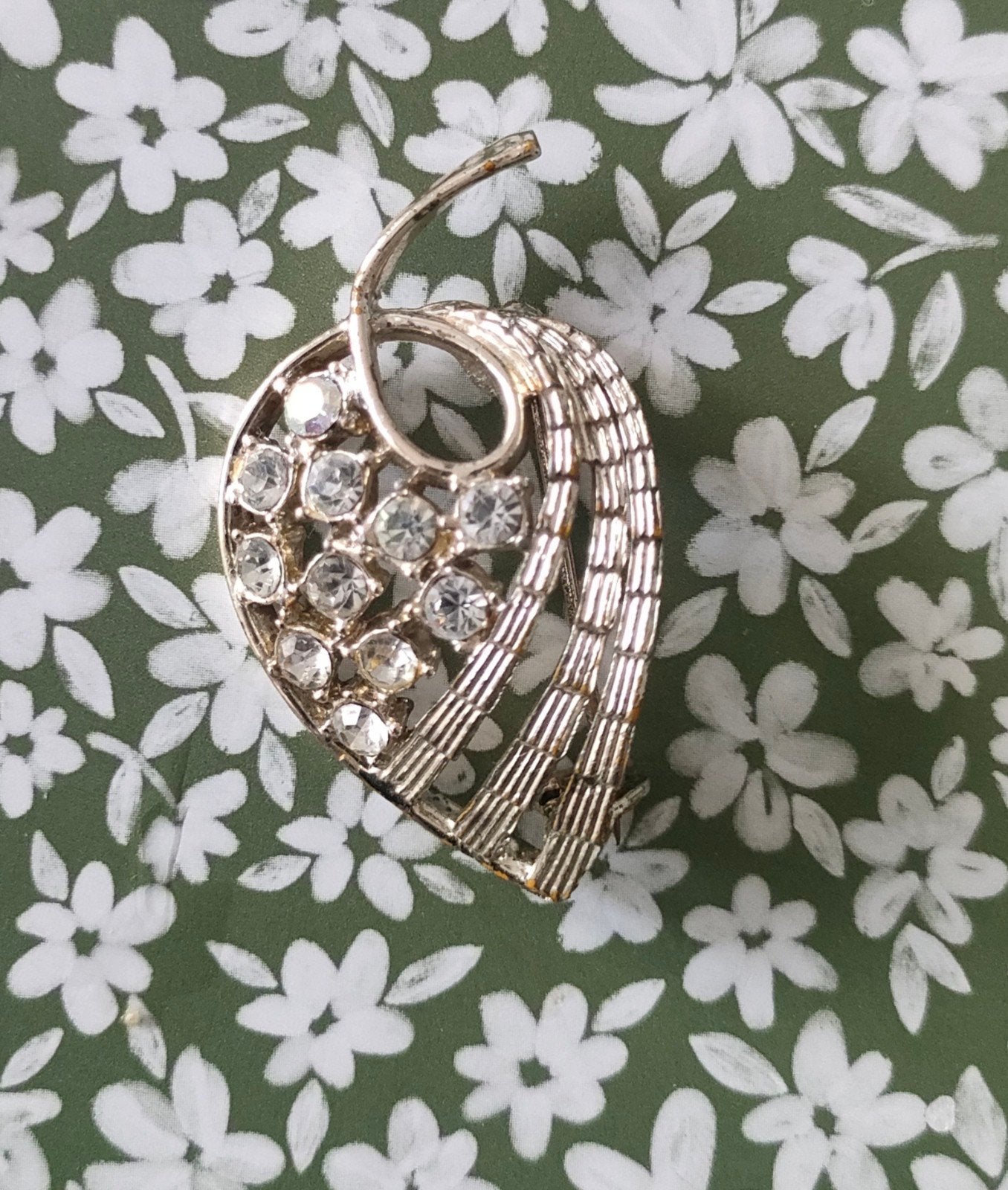 Chique zilverkleurige blad broche met strass steentjes., Ophalen of Verzenden, Zo goed als nieuw, Zilver, Met strass