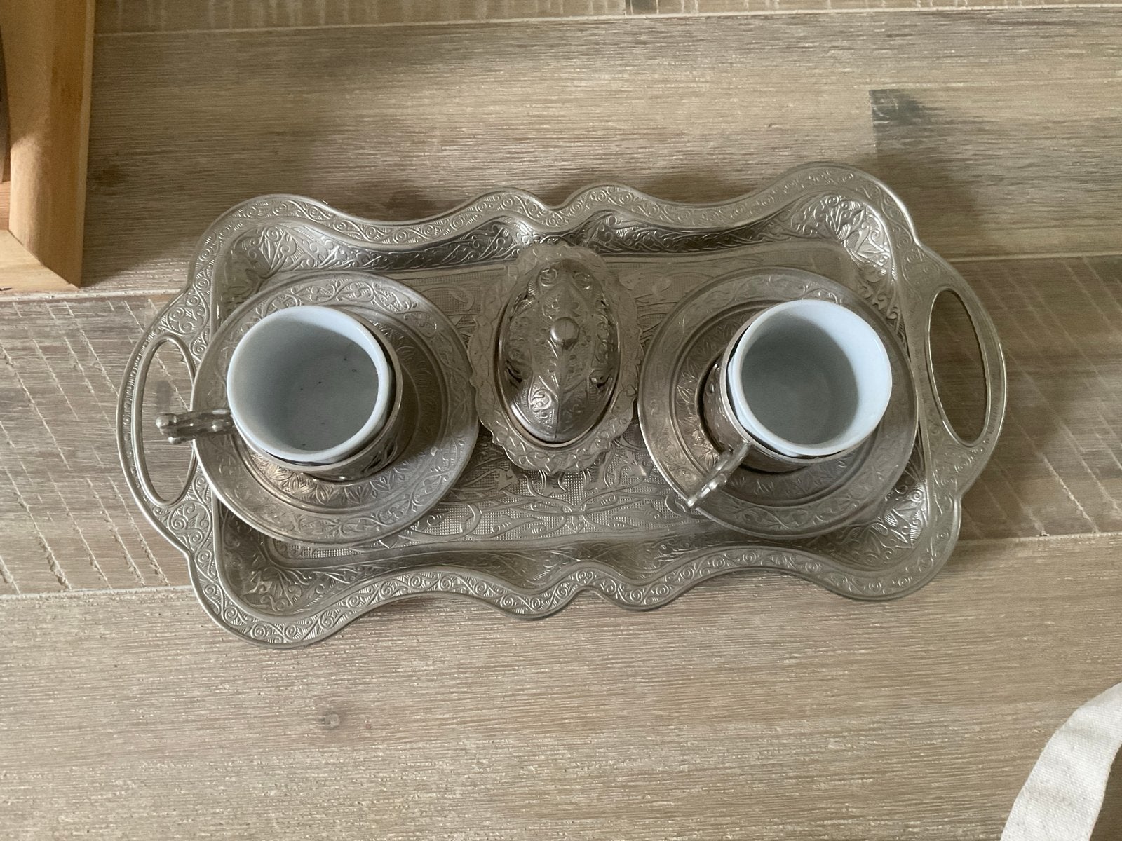 Zilverkleurig dienblad met 2 koffiekopjes, Aziatisch, Gebruikt, Ophalen of Verzenden, Metaal