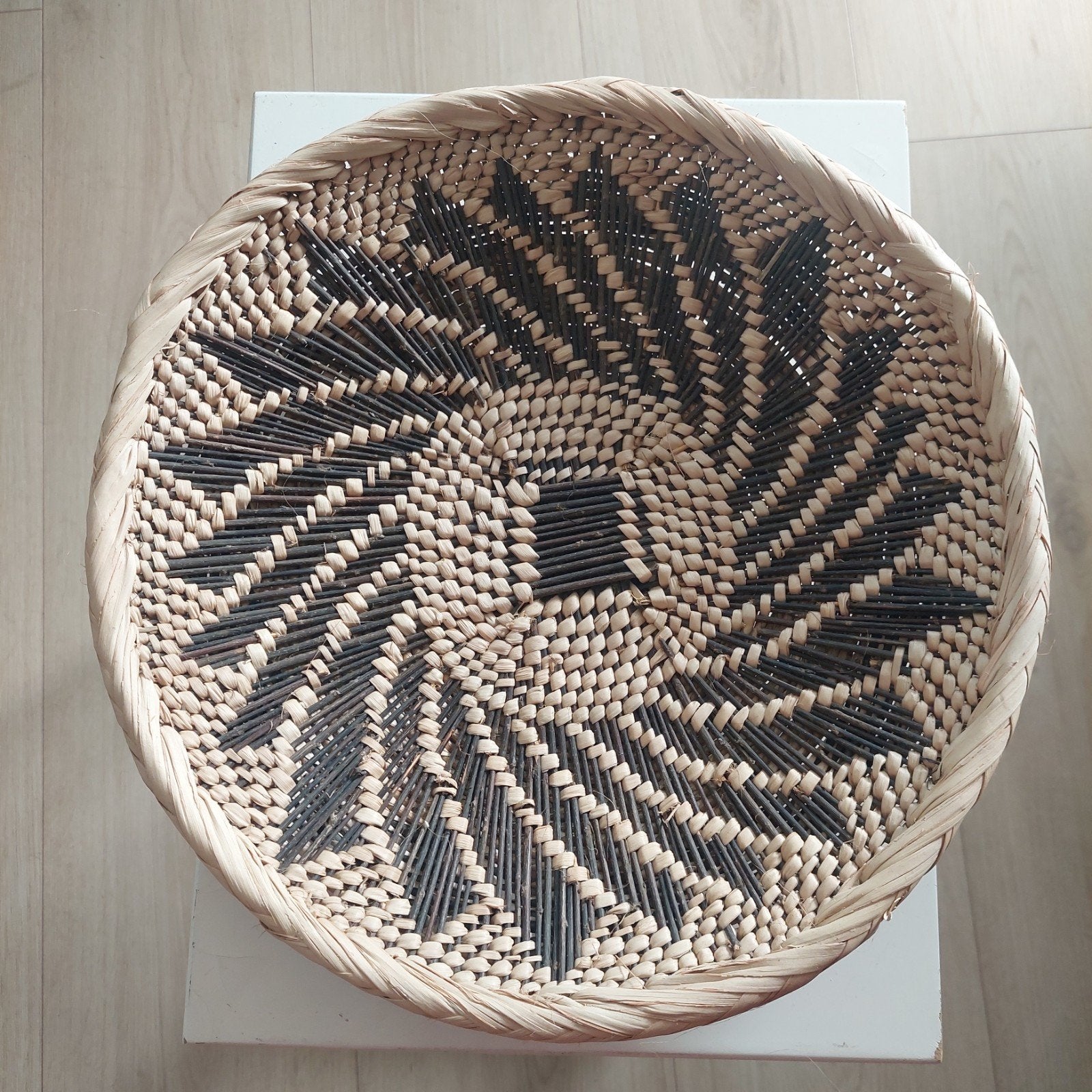 Decoratieve rieten schaal/mand, zwart-beige patroon, Ophalen of Verzenden, Zo goed als nieuw, Rond, Riet