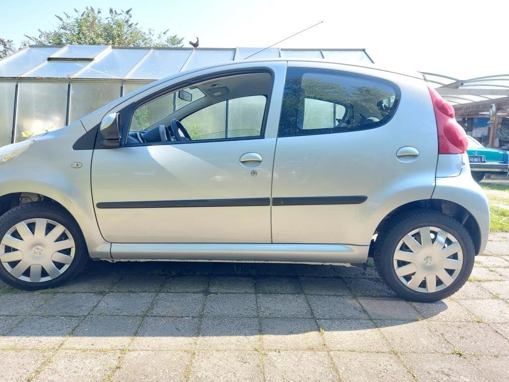 Peugeot 107 1.0-12V XS 5DRS NIEUWE APK KETTING LAGE KM ST., Voorwielaandrijving, Gebruikt, 4 stoelen, 68 pk