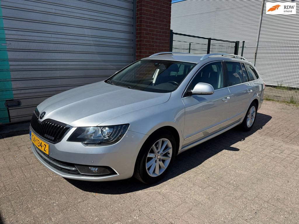 Skoda Superb Combi 1.6 TDI Champs Elysees Bj:2015 NAP!, Voorwielaandrijving, Bi-Xenon koplampen, Gebruikt, 4 cilinders