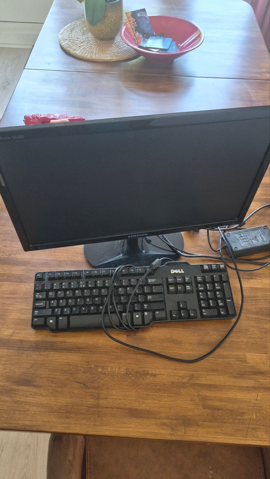 Gratis Samsung S22A300N monitor en Dell toetsenbord, Computers en Software, Monitoren, Ophalen, Gebruikt, Kantelbaar, Full HD