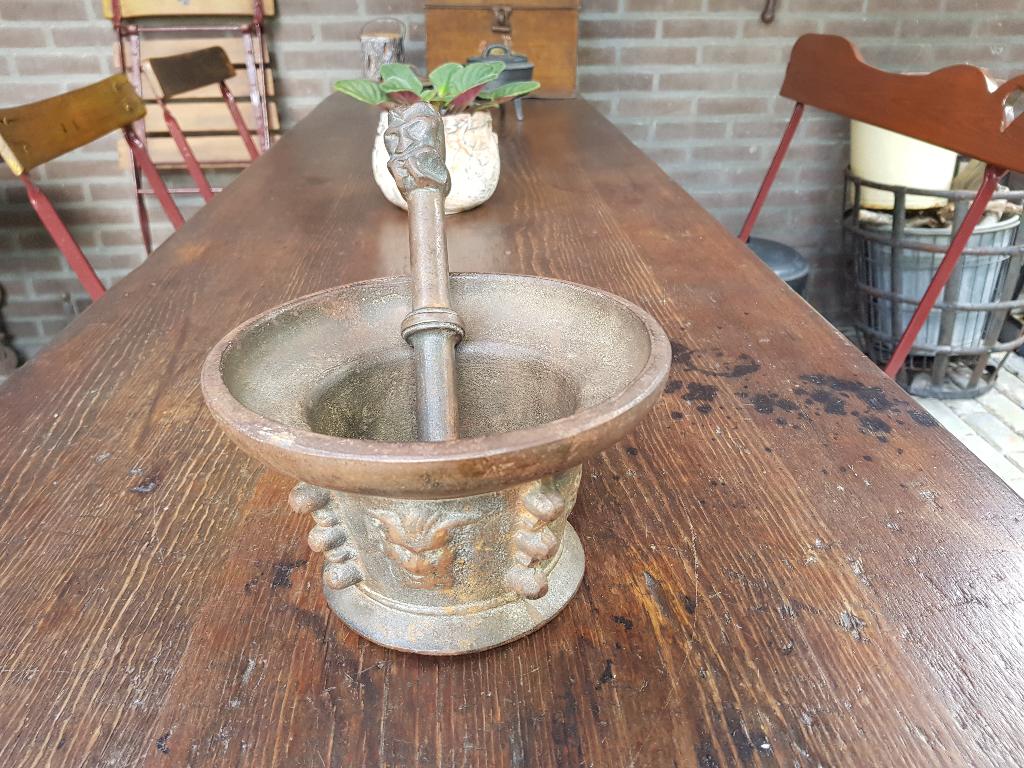 mooie antieke vijzel en stamper met mascorons, Ophalen of Verzenden