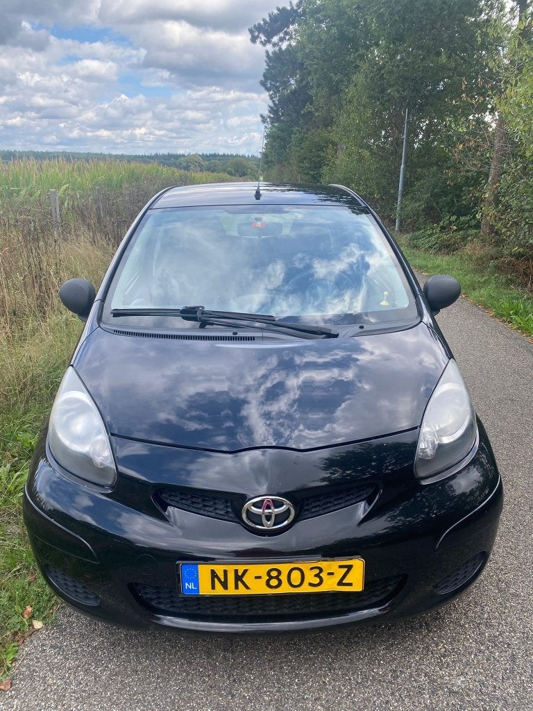 Toyota Aygo 1.0 12V Vvt-i 5DRS 2010 Zwart, Auto's, Voorwielaandrijving, Stof, 4 stoelen, Handgeschakeld