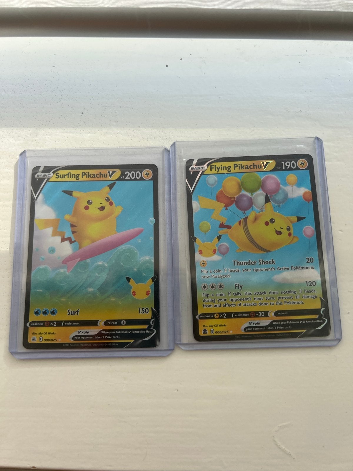 Pokémon Kaarten: Surfing Pikachu V & Flying Pikachu V, Ophalen of Verzenden, Zo goed als nieuw, Meerdere kaarten