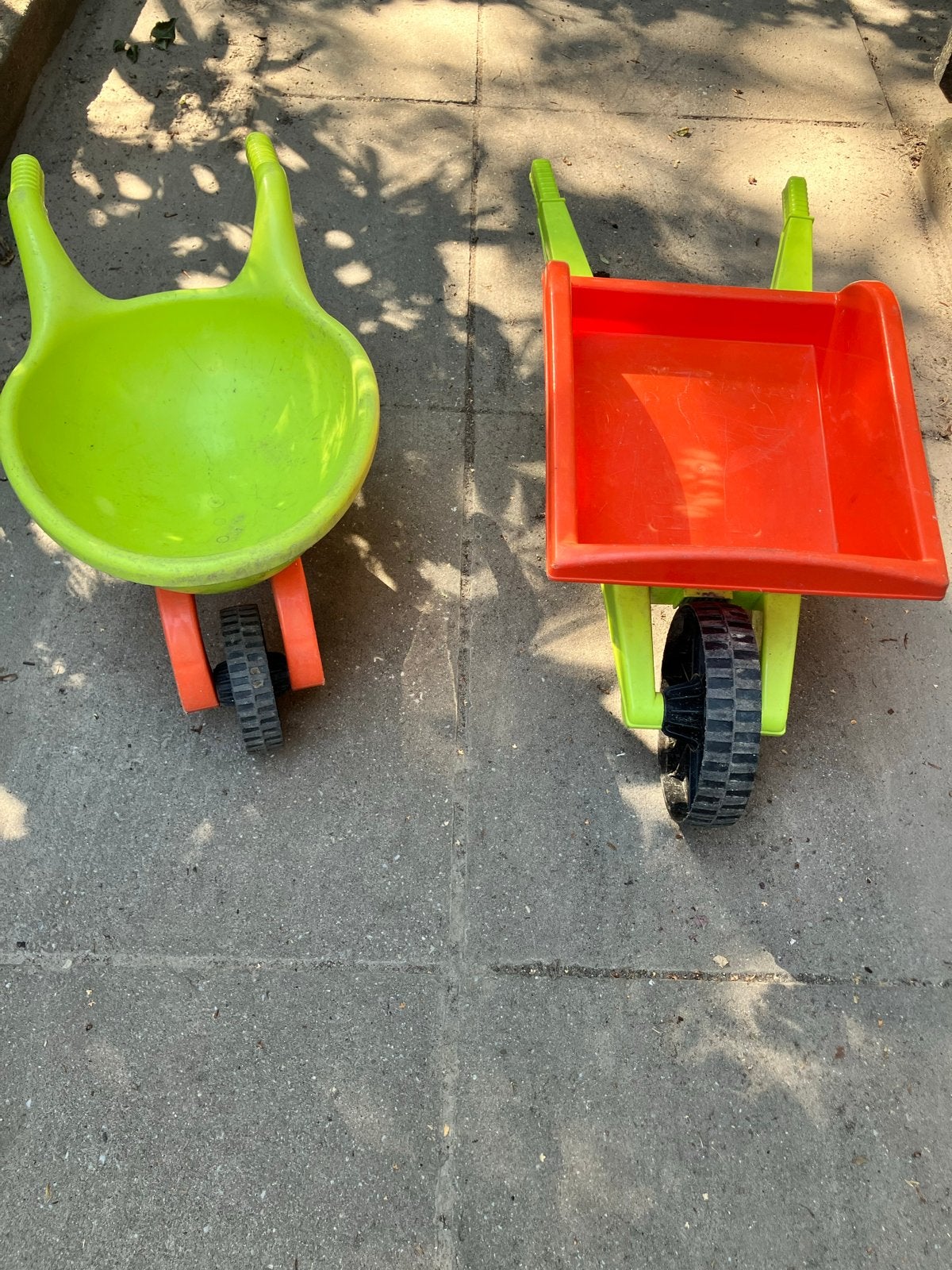 Twee kinderkruiwagens speelgoed voor buiten, Kinderen en Baby's, Ophalen of Verzenden, Zo goed als nieuw, Overige typen