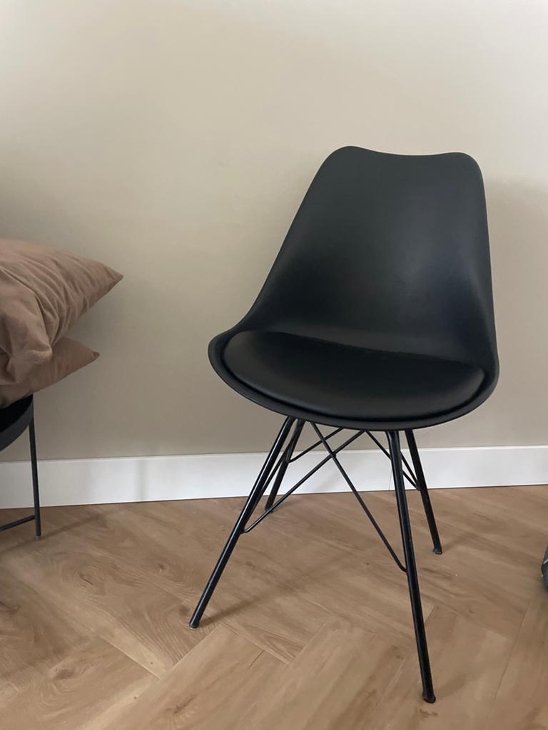 Zwarte eetkamerstoel met metalen onderstel, Huis en Inrichting, Stoelen, Ophalen, Kunststof, Gebruikt, Zwart