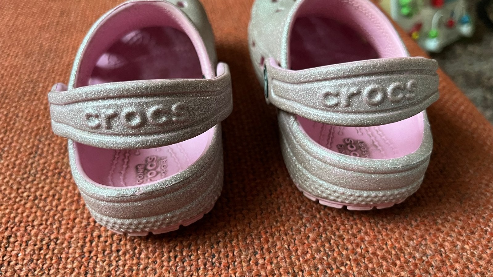 Roze glitter Crocs voor kinderen - Maat 23/24 (C7), Kinderen en Baby's, Kinderkleding | Schoenen en Sokken, Ophalen, Gebruikt