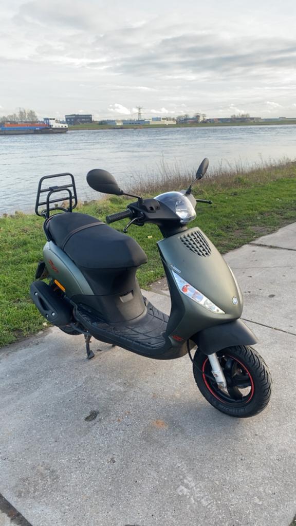 Piaggio zip 50cc 4t iget, Fietsen en Brommers, Ophalen, Maximaal 45 km/u, Zip, Zo goed als nieuw