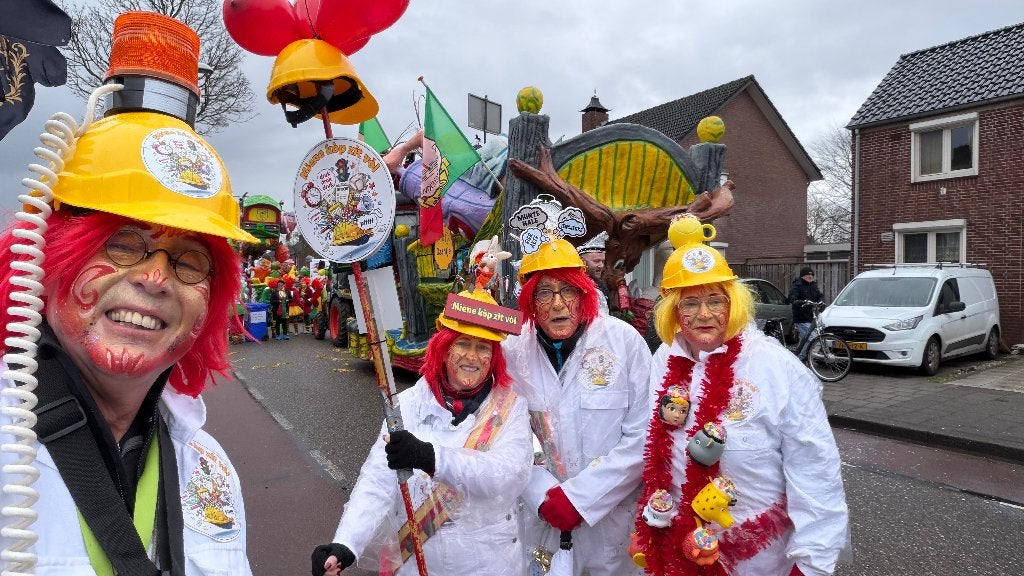 carnaval loopgroep 7 helmen en accessoires, Ophalen, Gedragen, Carnaval, Accessoires