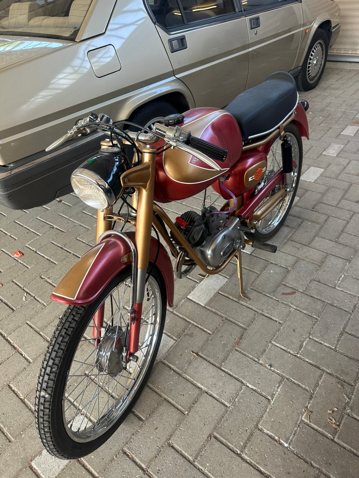 Te koop deze nette en complete atala italiaanse brommer, Fietsen en Brommers, Maximaal 45 km/u, 50 cc, 3 versnellingen, Ophalen