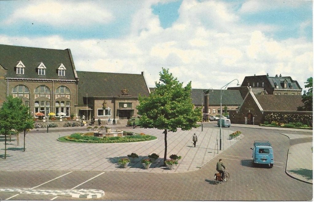 Roosendaal (N.Br.) Stationsplein met Volk en busjes, Ophalen of Verzenden, 1940 tot 1960, Ongelopen, Noord-Brabant