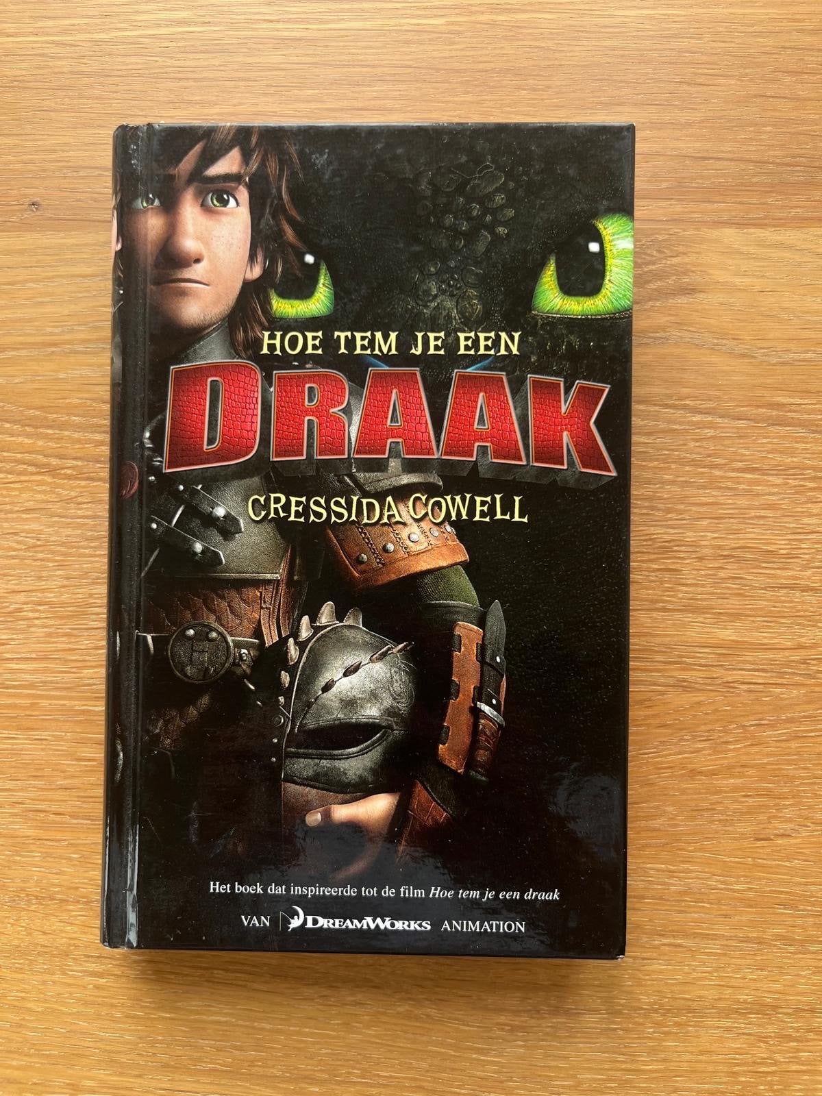 Hoe tem je een draak - Cressida Cowell (Goede staat), Ophalen of Verzenden, Gelezen, Fictie