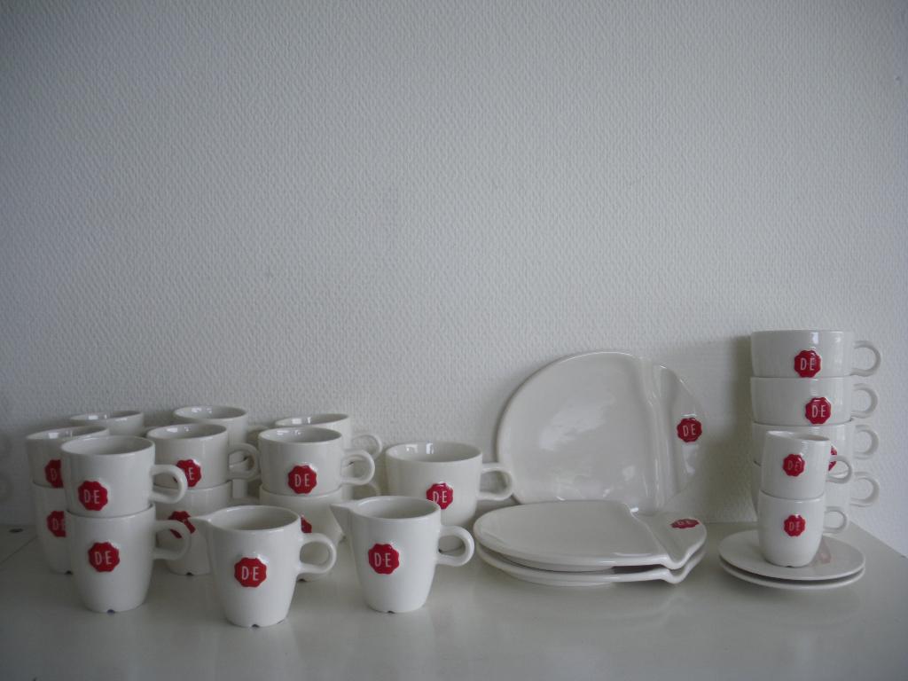 Douwe Egberts by Nicolai Carels servies, Ophalen of Verzenden, Zo goed als nieuw, Bord(en), Wedgwood