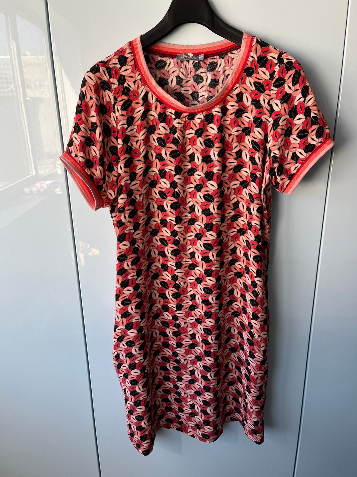 Geisha jurk met lippen maat 38 rood roze zwart met zijzakken, Kleding | Dames, Ophalen of Verzenden, Zo goed als nieuw, Maat 38/40 (M)
