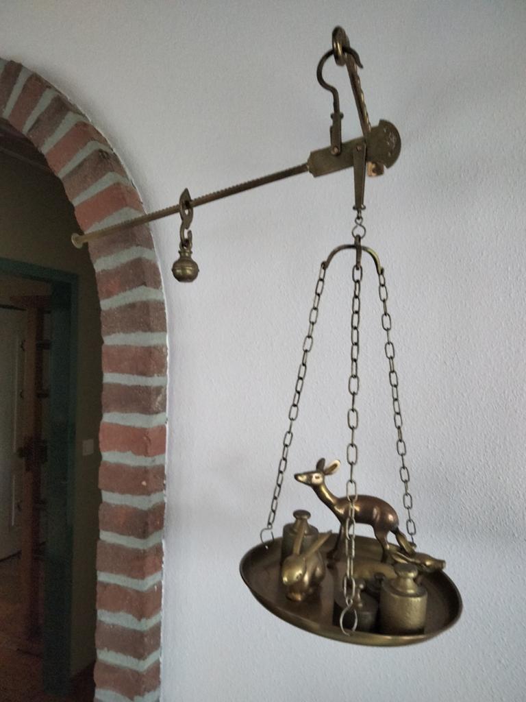 Weegschaal met koper gewichten en dier figuren., Ophalen