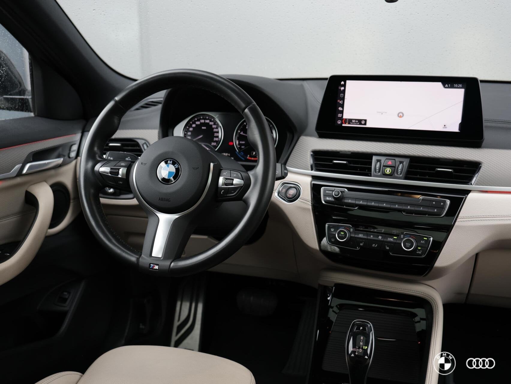 BMW X2 sDrive18i M Sport / HEAD-UP / PANORAMADAK / HIFI / TR, Met garantie (alle), 3 cilinders, Zilver of Grijs, 1395 kg