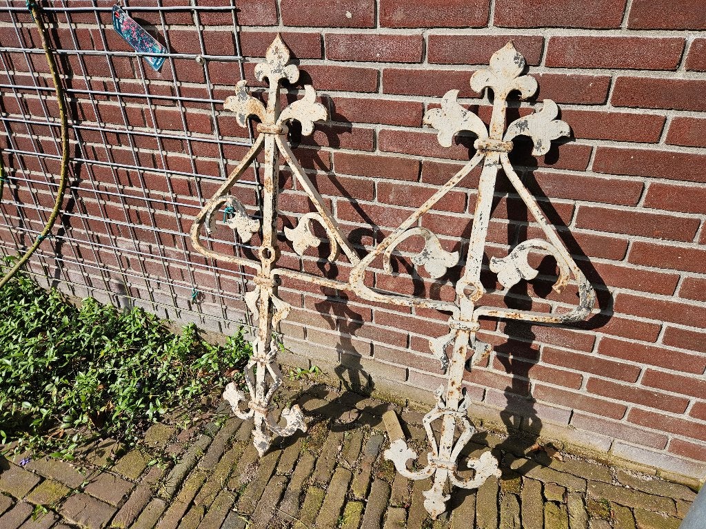 2 antieke gesmede muurankers Hoog 1.10 meter Breed 52 cm, Ophalen, Zo goed als nieuw, 50 tot 100 mm