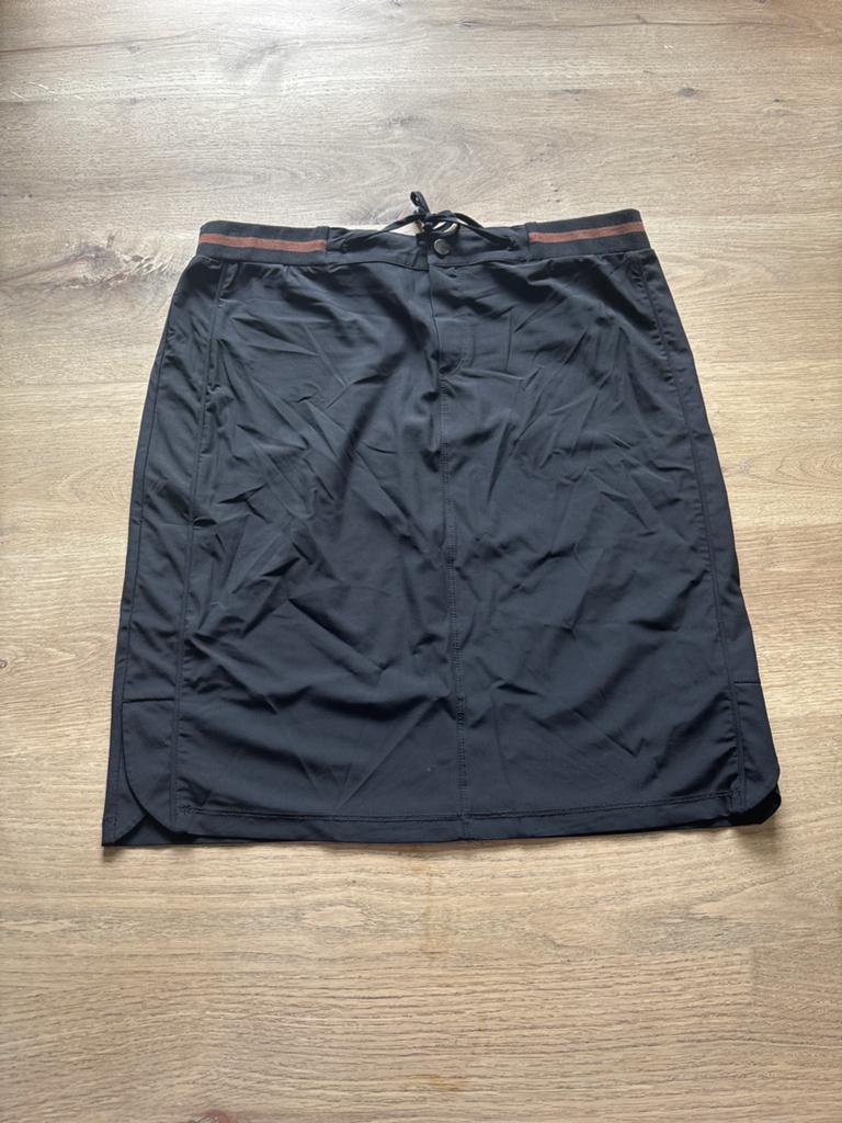 Zwarte knielengte rok - Travelstof- Esqualo- zgan, Maat 38/40 (M), Zwart, Ophalen of Verzenden, Zo goed als nieuw