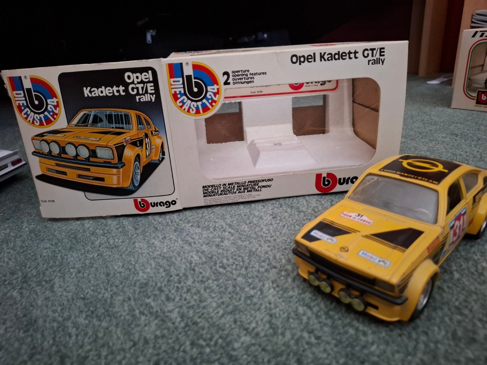 Burago Opel Kadett GT/E Schaal 1:24 - Nieuw in Doos, Ophalen, Zo goed als nieuw, Auto, Overige merken