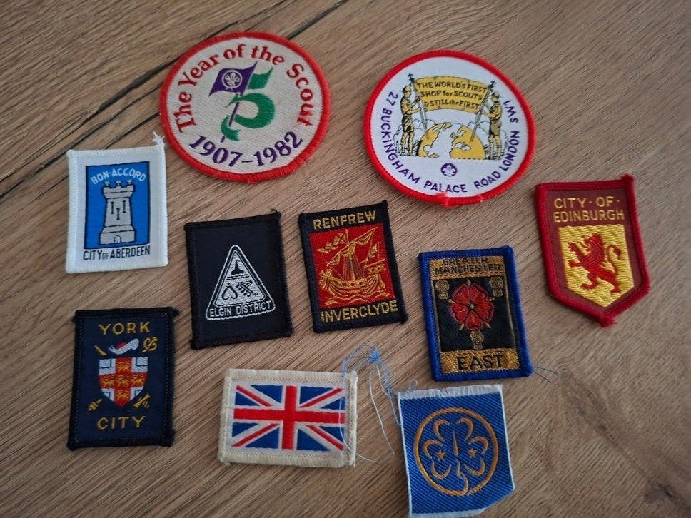 Verzameling van 10 vintage scouting badges, Verzamelen, Ophalen of Verzenden, Gebruikt, Overige typen
