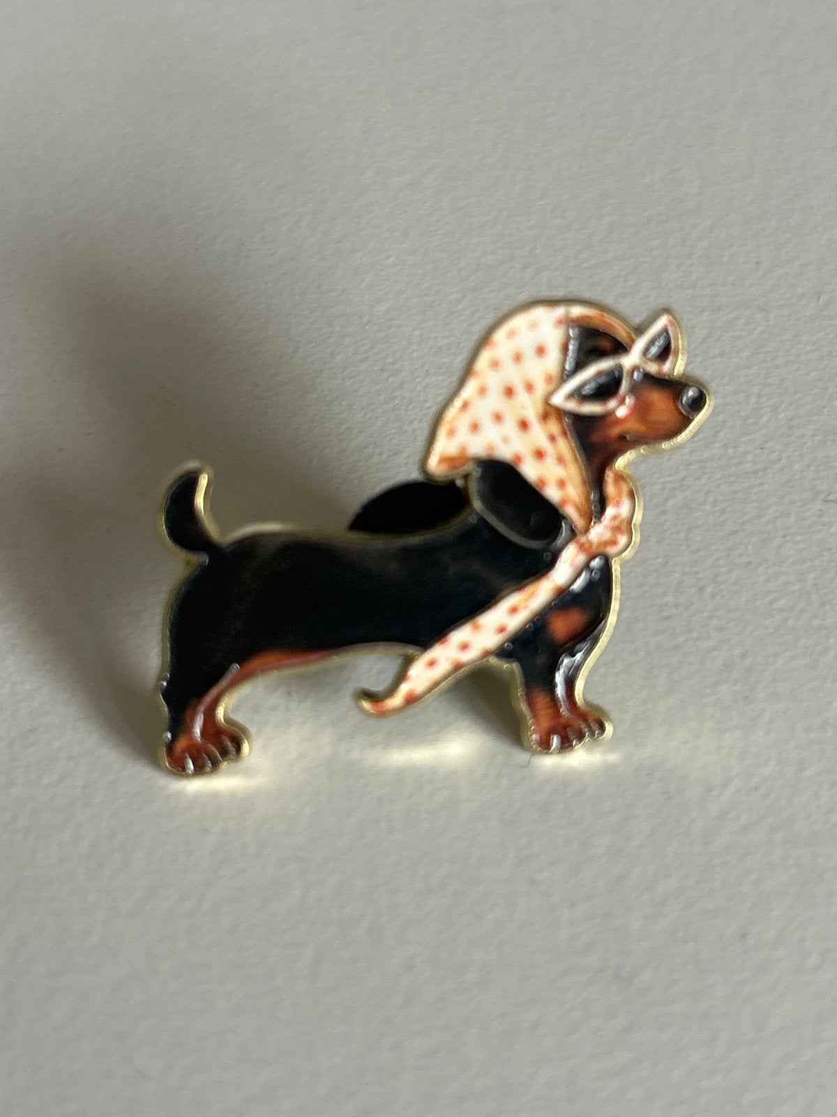 Nieuwe pin: Teckel met hoofddoek en zonnebril, Overige materialen, Zwart, Minder dan 4 cm, Nieuw