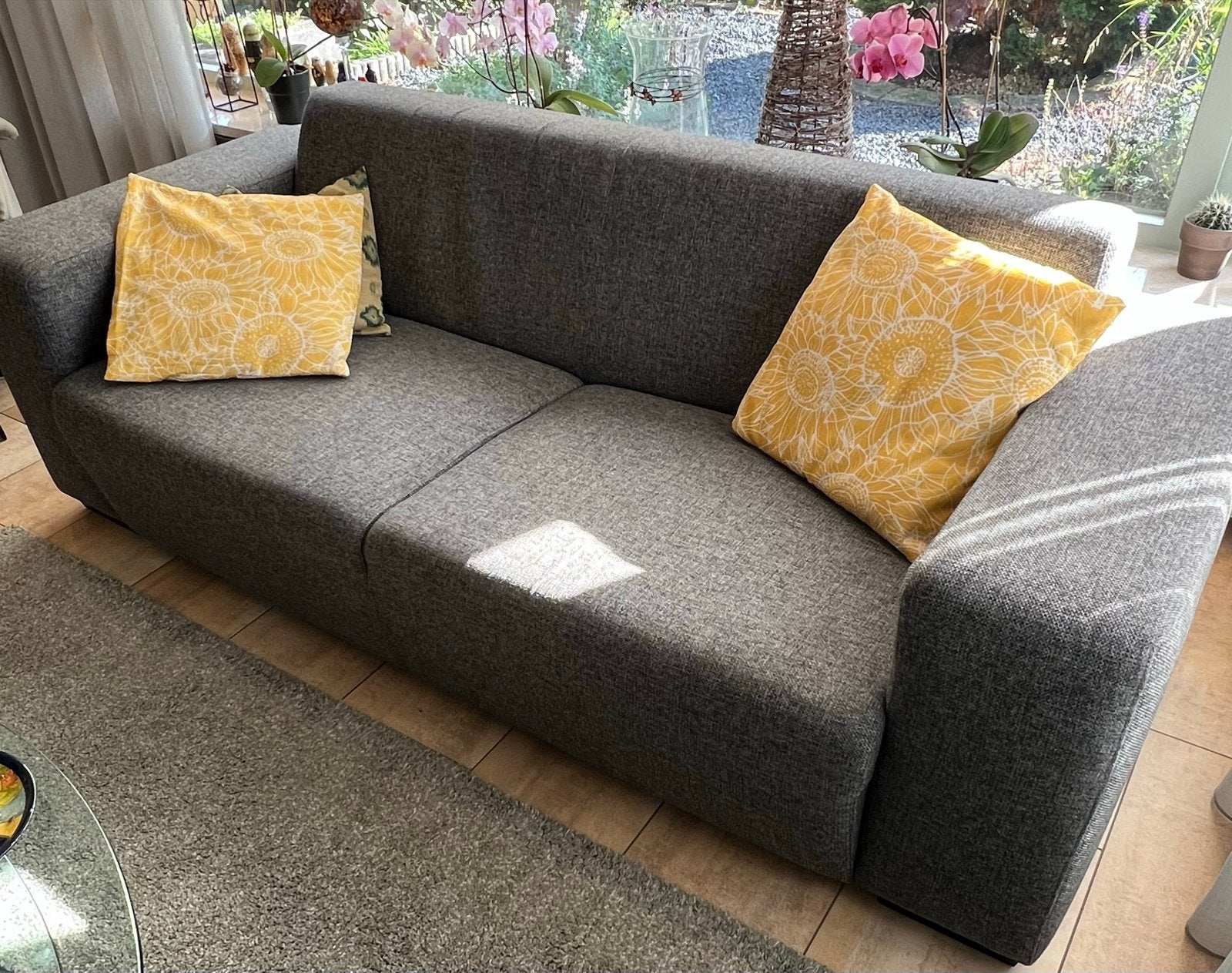 Comfortabele grijze driepersoons bank Montel, Ophalen, Tweepersoons, 75 tot 100 cm, Zo goed als nieuw