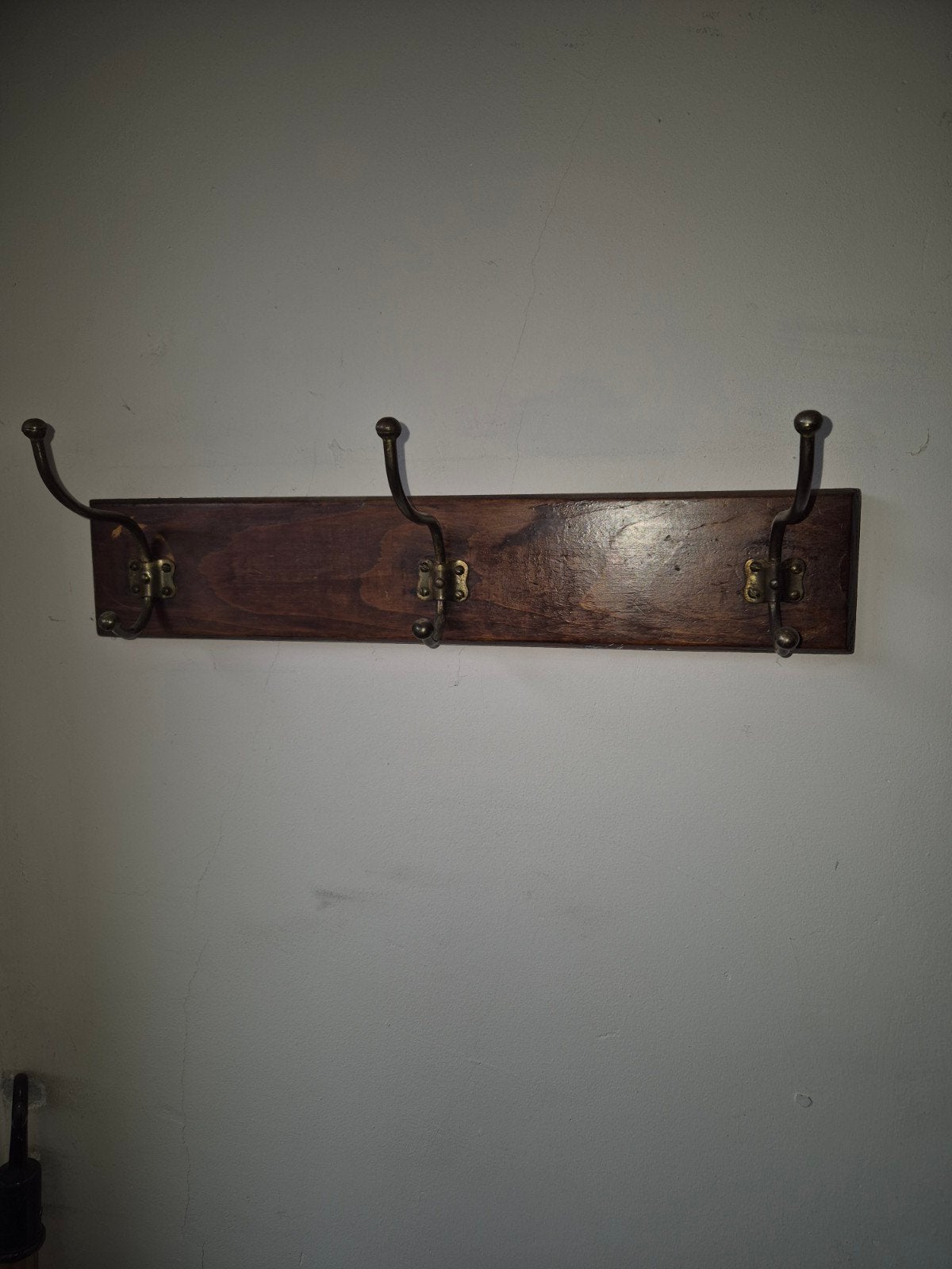Vintage houten wandkapstok met 3 metalen haken, Wandkapstok, Gebruikt, Ophalen of Verzenden, Minder dan 100 cm