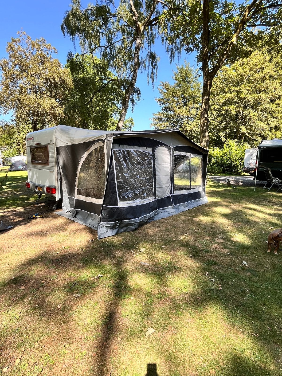 Dethleffs New Line Caravan met Dorema voortent, Rondzit, Omvormbare zithoek, 750 - 1000 kg, Particulier