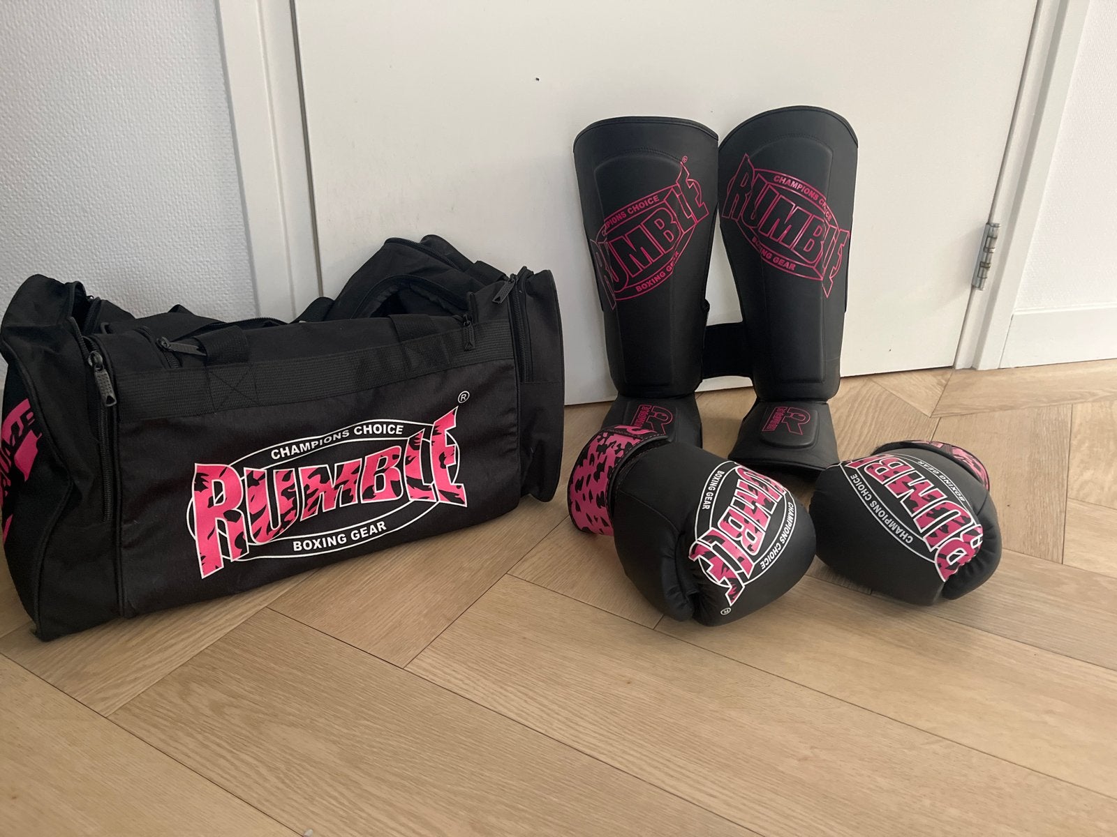 Rumble Boksset: Bokshandschoenen, Scheenbeschermers & Tas, Ophalen of Verzenden, Zo goed als nieuw, Bokshandschoenen