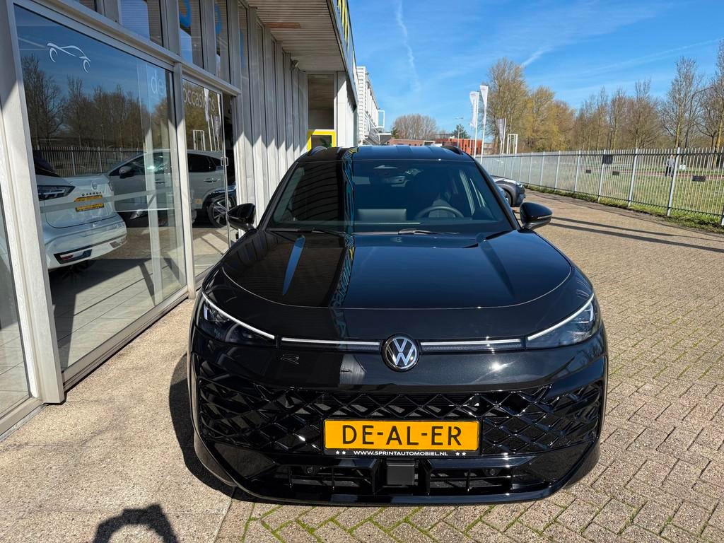 Volkswagen T-Roc 1.5 TSI MILD HYBRID R-Line 150PK / ACHTERUI, 1258 kg, Zwart, 4 cilinders, 150 pk