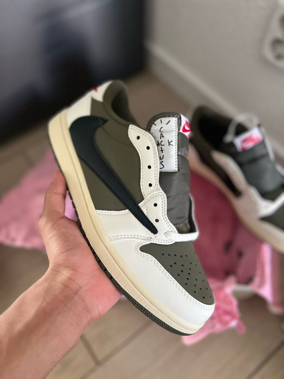 Jordan Travis Scott Olive - Maat 41, 43 beschikbaar, Overige kleuren, Nieuw, Ophalen of Verzenden, Sneakers of Gympen