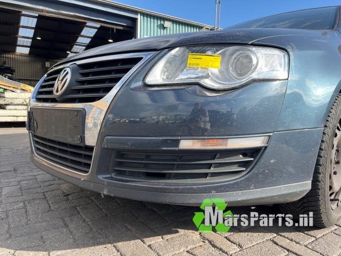 Voorbumper van een Volkswagen Passat (LC5F), Gebruikt, -, Volkswagen, -